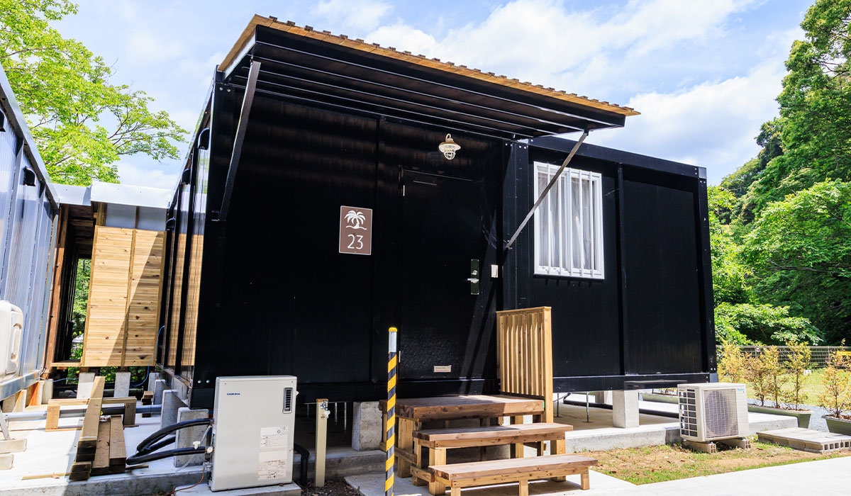 黒を基調としたシックなコンテナハウス型客室の外観
