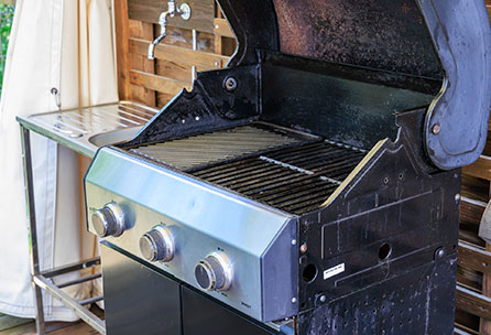 デッキに設置された大型BBQグリル